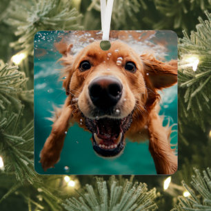 Glücklicher Golden Retriever Schwimmt Unterwasser Ornament Aus Metall