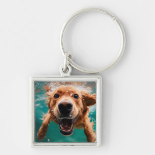 Glücklicher Golden Retriever Schwimmt Unterwasser Schlüsselanhänger