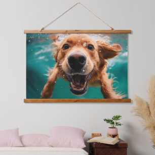 Glücklicher Golden Retriever Schwimmt Unterwasser Wandteppich Mit Holzrahmen