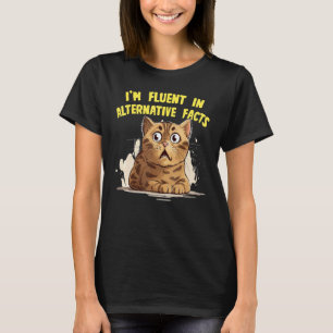 Glücklicher Katz-Ausdruck mit lustigen weißen Lüge T-Shirt