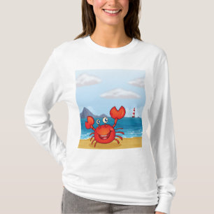 Glücklicher Krebs am Strand mit Leuchtturm T-Shirt