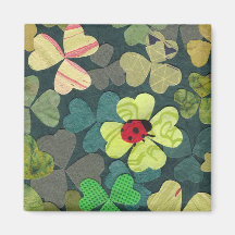 Glücklicher Ladybug im Kleeblatt