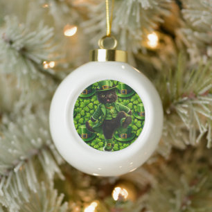 Glücklicher Leprechaun schwarze Katze Schneeflocke Keramik Kugel-Ornament