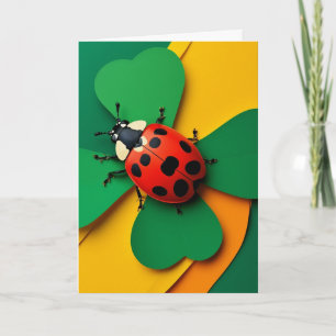 Glücklicher Marienkäfer auf Klee Karte