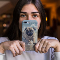 Glücklicher Mops am Strand