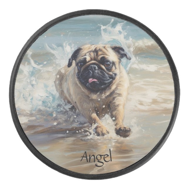 Glücklicher Mops am Strand individuell anpassbar Eishockey Puck (Vorderseite)