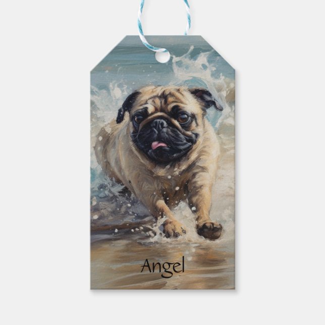 Glücklicher Mops am Strand individuell anpassbar Geschenkanhänger (Vorderseite)