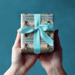 Glücklicher Mops am Strand individuell anpassbar Geschenkpapier