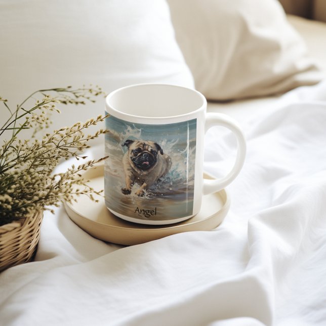 Glücklicher Mops am Strand individuell anpassbar Kaffeetasse (Von Creator hochgeladen)