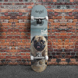 Glücklicher Mops am Strand individuell anpassbar Skateboard<br><div class="desc">Aquarellmalerei eines glücklichen Hundes,  der den Strand genießt</div>