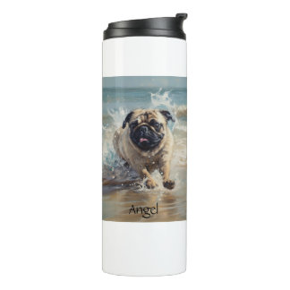 Glücklicher Mops am Strand individuell anpassbar Thermosbecher