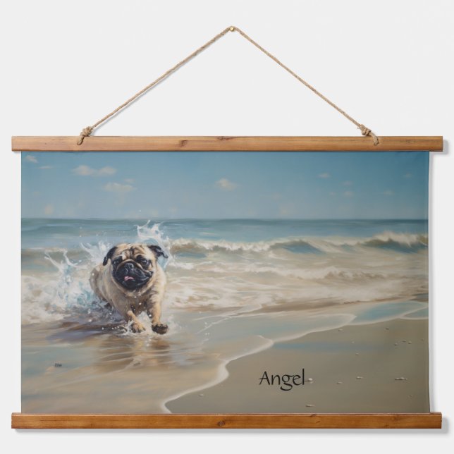 Glücklicher Mops am Strand individuell anpassbar Wandteppich Mit Holzrahmen (Vorne)