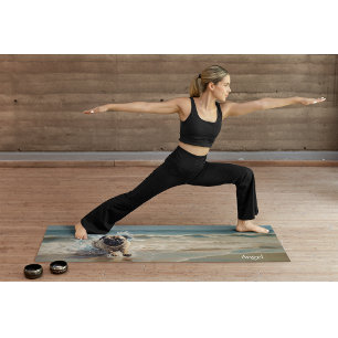 Glücklicher Mops am Strand individuell anpassbar Yogamatte