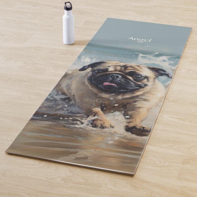 Glücklicher Mops am Strand individuell anpassbar Yogamatte (Beispiel)
