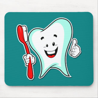 Glücklicher niedlicher Cartoon-Zahn mit einer Mousepad