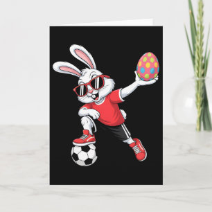 Glücklicher Osterhase spielt Fußball Männer Jungen Karte