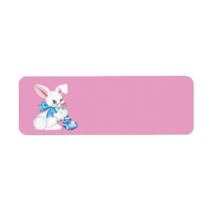Glücklicher Osterhase und farbiges Ei