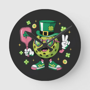 Glücklicher Pickleball Hut Irisches Shamrock Runde Wanduhr