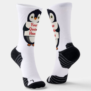 Glücklicher Pinguin, der ein Schild hält, um es zu Socken