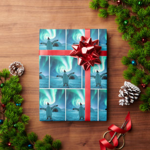 Glücklicher Pinguin tanzt unter dem Nordlicht Geschenkpapier