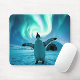 Glücklicher Pinguin tanzt unter dem Nordlicht Mousepad