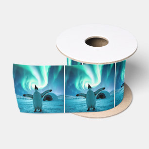 Glücklicher Pinguin tanzt unter dem Nordlicht Satinband