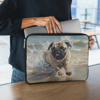 Glücklicher Pug am Strand Laptopschutzhülle