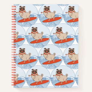 Glücklicher Pug-Hund auf Surfboard beim Wellenreit Notizbuch