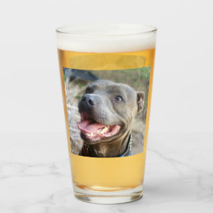 Glücklicher Staffordshire Bull Terrier, Bierglas Glas