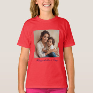 Glücklicher T - Shirt der Roten Mädchen am Muttert