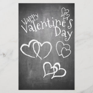 Glücklicher Valentinstag auf einem Kreidebrett