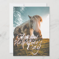 Glücklicher Valentinstag mit Blick auf Pferd