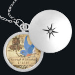Glücklicher Vintager Bluebird Hochzeitstag Versilberte Kette<br><div class="desc">Tastenkombinationen wählen Sie entweder Silver Plated Gold Finish oder Sterling Silver Einzigartige Personalisierte Geschenkidee für Hochzeitsfeier Hochzeitsfeier - um die Hintergrundfarbe zu ändern - klicken Sie auf Anpassen - wählen Sie das letzte Tool aus dem Drop-Down-Menü und wählen Sie aus einer der angezeigten Farben oder geben Sie Ihren RGB-Hex-Code für...</div>