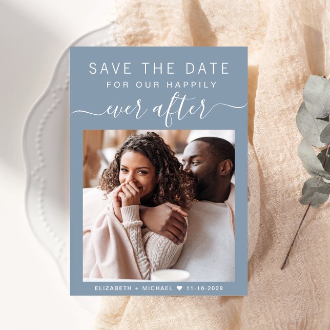 Glücklicherweise immer nach dem Foto Dusty Blue We Save The Date (A chic photo save the date announcement card for your wedding)