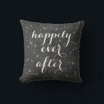 Glücklicherweise immer nach dem Kissen<br><div class="desc">Das Kissen wird durch zartes schwimmendes Samen und das Farbbandskript auf einem weichen Chalkboard-Hintergrund betont. Zum Glück immer wieder, erinnert uns an Lüftungswünsche, romantische Träume und Märchenendings, die es perfekt für die Neuvermählten oder Hochzeitsschwestern machen. Scrollen Sie nach unten, um andere koordinierende Kissen zu sehen.</div>