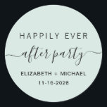 Glücklicherweise immer nach dem Party Hochzeitsemp Runder Aufkleber<br><div class="desc">Ein moderner hellgrüner Aufkleber für Ihre Hochzeitsfeier oder Party Einladungen,  Gefallen und Korrespondenz mit "Happily Ever After Party" in einer einfachen Typografie und einem trendigen Drehbuch mit Swashes,  Vornamen und Datum.</div>