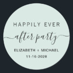 Glücklicherweise immer nach dem Party Hochzeitsemp Runder Aufkleber<br><div class="desc">Ein moderner hellgrüner Aufkleber für Ihre Hochzeitsfeier oder Party Einladungen,  Gefallen und Korrespondenz mit "Happily Ever After Party" in einer einfachen Typografie und einem trendigen Drehbuch mit Swashes,  Vornamen und Datum.</div>