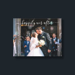 Glücklicherweise immer nach einer Hochzeit im eleg Leinwanddruck<br><div class="desc">Moderne Hochzeitsgalerie umhüllte Leinwände mit einem einfachen Design, das "glücklich immer danach" in einem eleganten, handgeschriebenen Schrift mit Schlacken über Ihr Foto zeigt. Sie können den Text auch in Ihren Namen ändern. Zeigen Sie Ihr Lieblingsfoto an Ihrem Empfang oder geben Sie es als Geschenk für ein frisch verheiratetes Paar zum...</div>