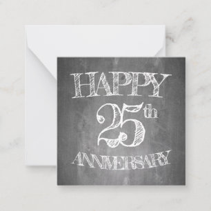 Glückliches 25. Jubiläum auf der Kreidetafel Mitteilungskarte