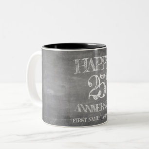 Glückliches 25. Jubiläum auf der Kreidetafel Zweifarbige Tasse