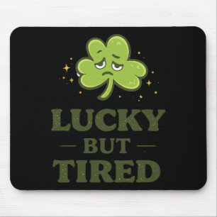 Glückliches aber müdes lustiges erschöpftes Kleebl Mousepad