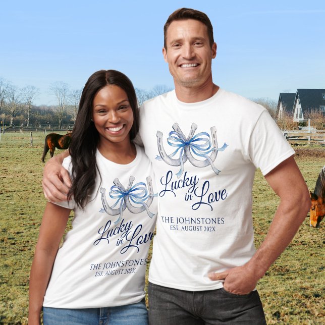 Glückliches blaues Band Hufeisen Hochzeit T-Shirt (Von Creator hochgeladen)