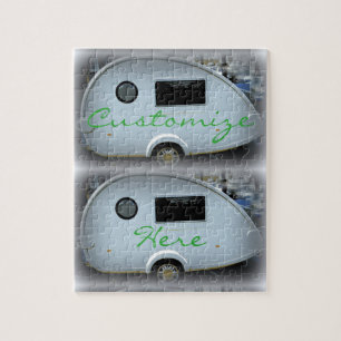 Glückliches Camping des Teardrop-Sinti und