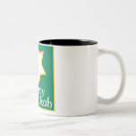 Glückliches Chanukah Zweifarbige Tasse<br><div class="desc">Grüner Entwurf mit einem Davidsstern Sprichwort glückliches Chanukah</div>