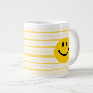 Glückliches Gesicht auf sonnengelben Streifen Jumbo-Tasse