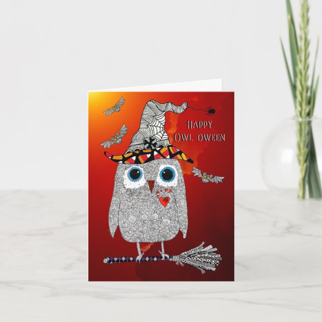 Glückliches Halloween-Owl auf einer Broom-Grußkart Karte (Vorderseite)