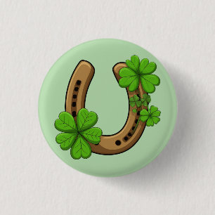 Glückliches Hufeisen mit grünen Shamrocks Button