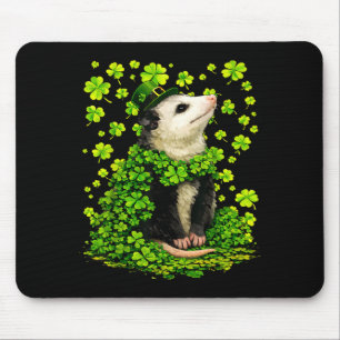 Glückliches Opossum mit Shamrocks Kleeblatt St. Pa Mousepad