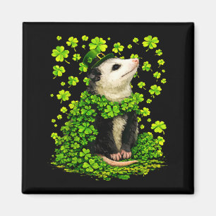 Glückliches Opossum mit Shamrocks Kleeblättern St. Magnet