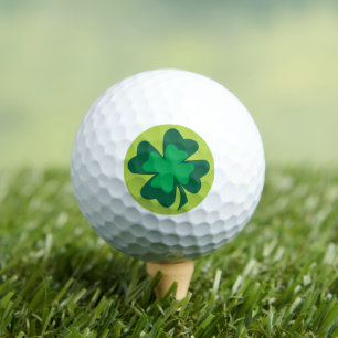 Glücksklee auf limgrünem Hintergrund Golfball